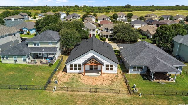 165 Whitewing Way, Floresville, TX 78114