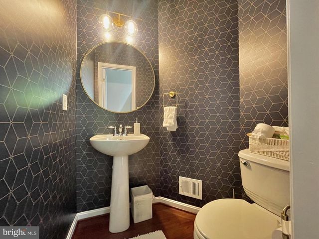 504 NE AVA WAY NE, Washington, DC 20017