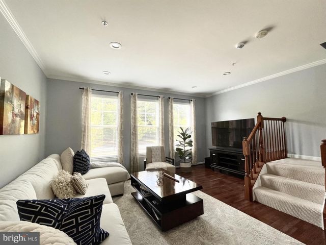 504 NE AVA WAY NE, Washington, DC 20017