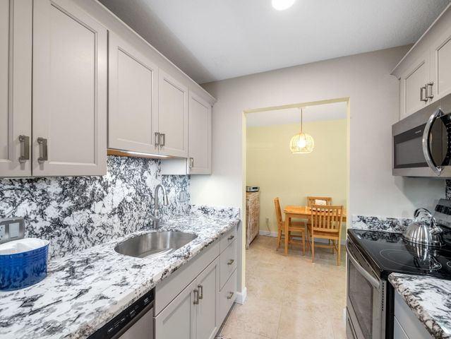 131 Doolen Court 103, North Palm Beach, FL 33408