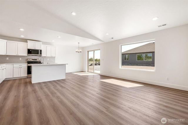 311 W Sandy Loop, Moses Lake, WA 98837