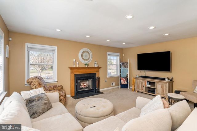 1 SARA DR, Robbinsville, NJ 08691