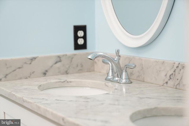 1 SARA DR, Robbinsville, NJ 08691