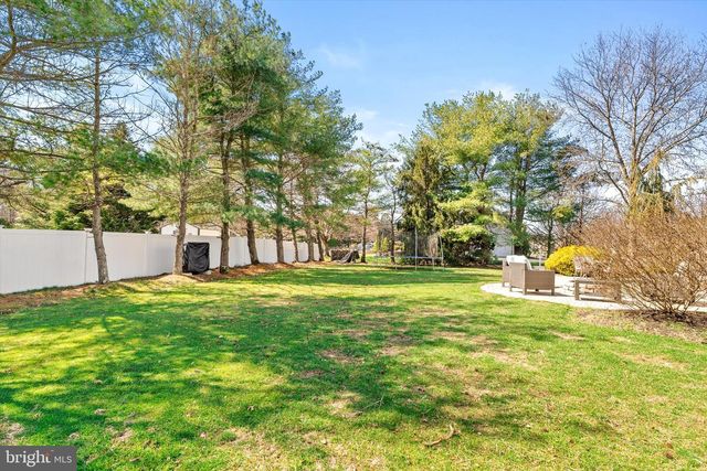 1 SARA DR, Robbinsville, NJ 08691