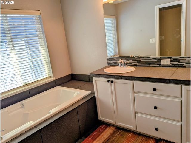 985 Se TAMANGO St, Hillsboro, OR 97123