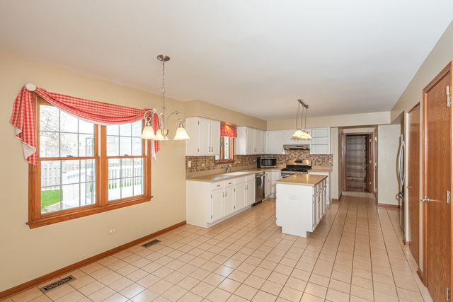 1404 Halifax Drive, Mundelein, IL 60060