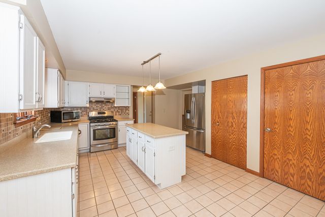 1404 Halifax Drive, Mundelein, IL 60060