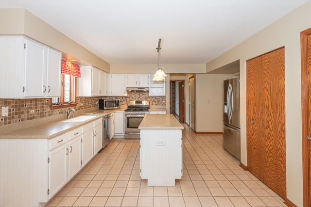 1404 Halifax Drive, Mundelein, IL 60060