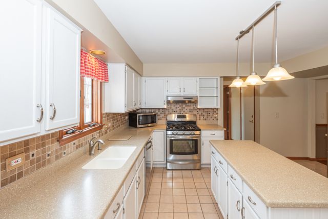 1404 Halifax Drive, Mundelein, IL 60060