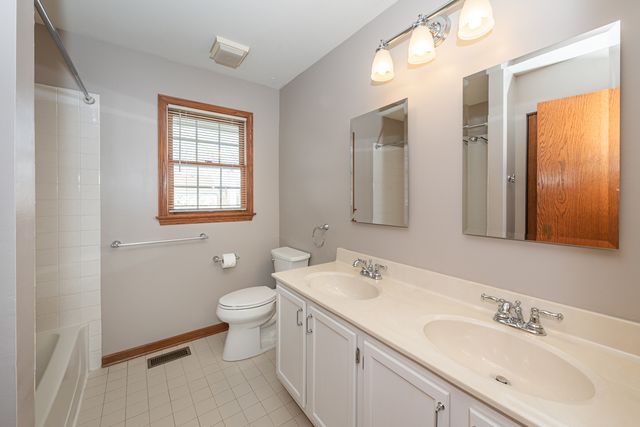 1404 Halifax Drive, Mundelein, IL 60060