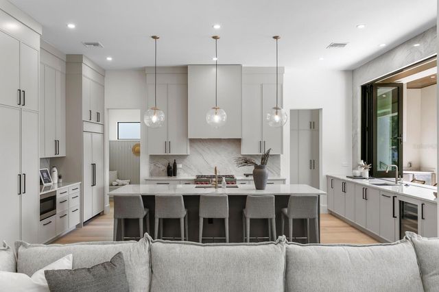 5104 W PLATT STREET, Tampa, FL 33609