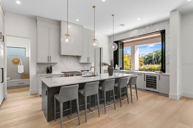 5104 W PLATT STREET, Tampa, FL 33609