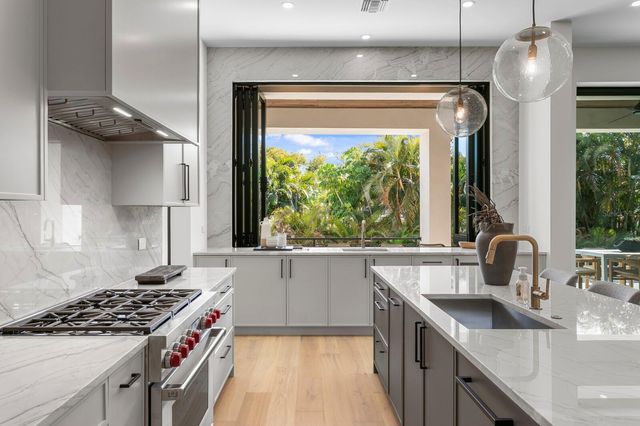 5104 W PLATT STREET, Tampa, FL 33609