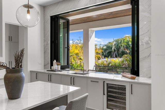 5104 W PLATT STREET, Tampa, FL 33609