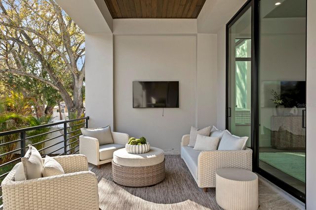 5104 W PLATT STREET, Tampa, FL 33609