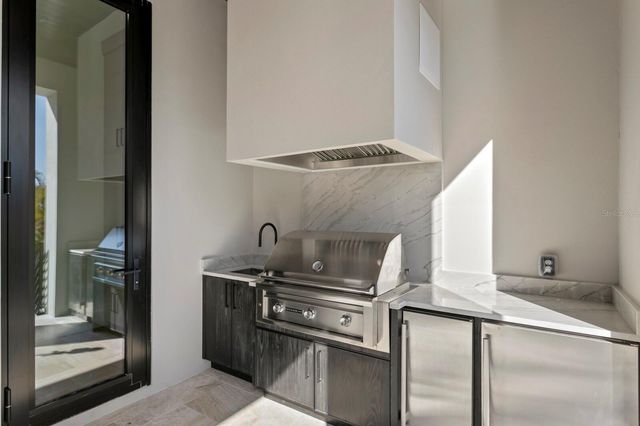 5104 W PLATT STREET, Tampa, FL 33609