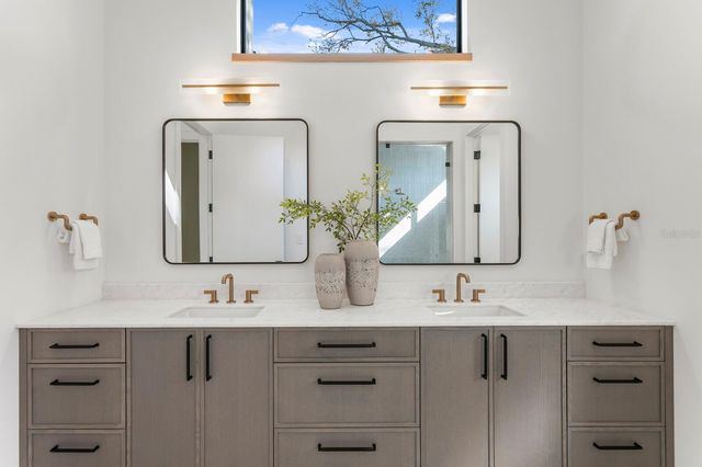 5104 W PLATT STREET, Tampa, FL 33609