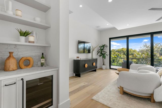 5104 W PLATT STREET, Tampa, FL 33609