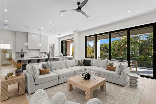 5104 W PLATT STREET, Tampa, FL 33609