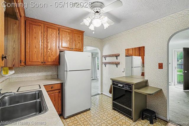 5850 Eldridge Drive, Waterford, MI 48327