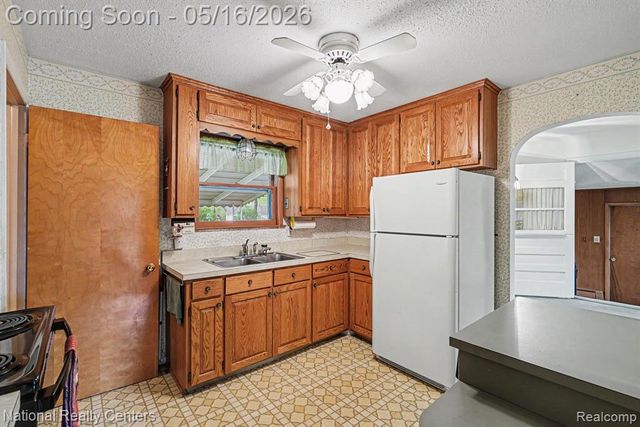 5850 Eldridge Drive, Waterford, MI 48327