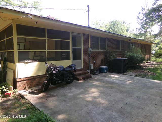 301 Mcgirts Bridge Road, East Laurinburg, NC 28352