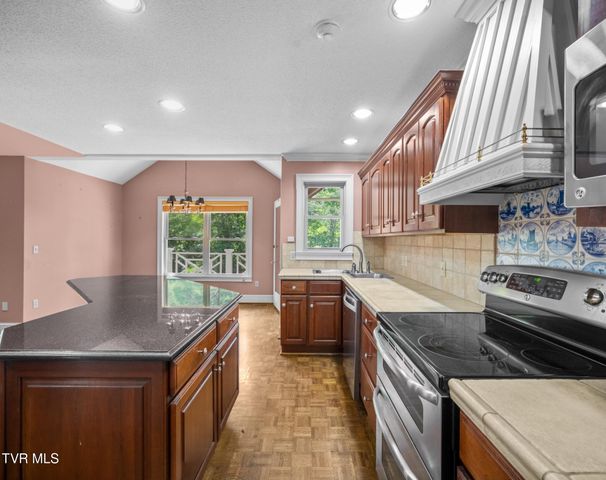 121 Queensgate, Bristol, TN 37620