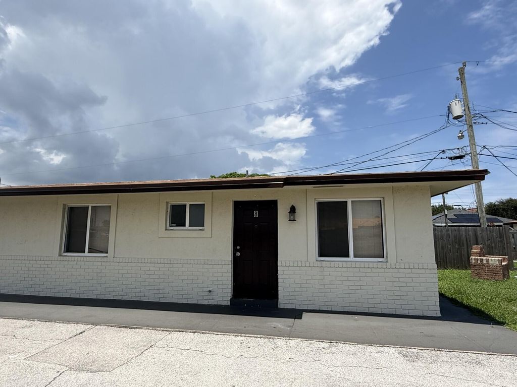 2820 Avenue S 8, Riviera Beach, FL 33404