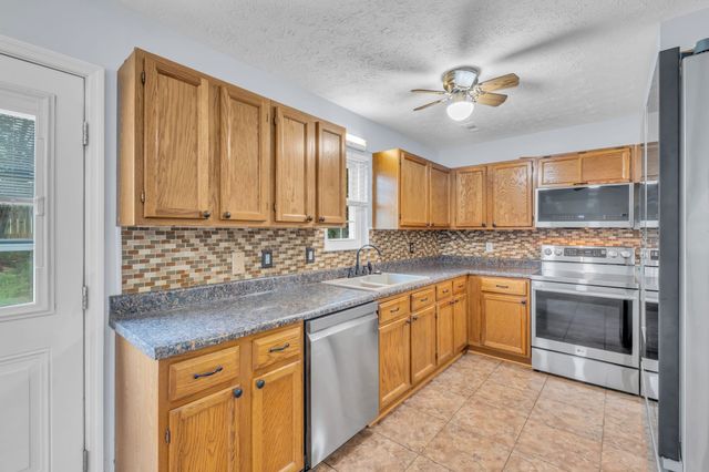 99 Edgehill Ln, Hendersonville, TN 37075