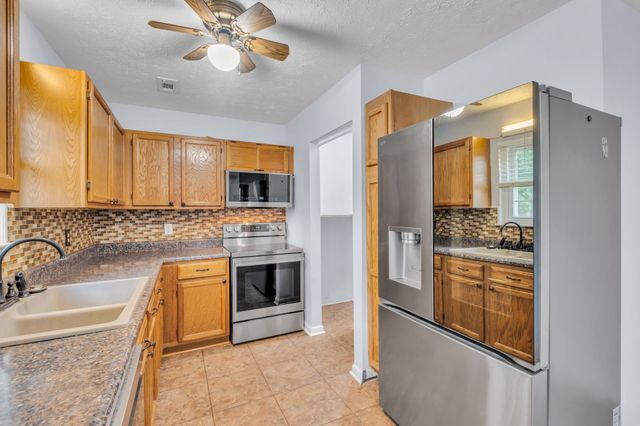 99 Edgehill Ln, Hendersonville, TN 37075