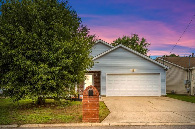 99 Edgehill Ln, Hendersonville, TN 37075