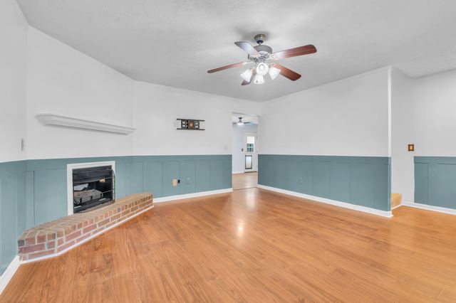 99 Edgehill Ln, Hendersonville, TN 37075