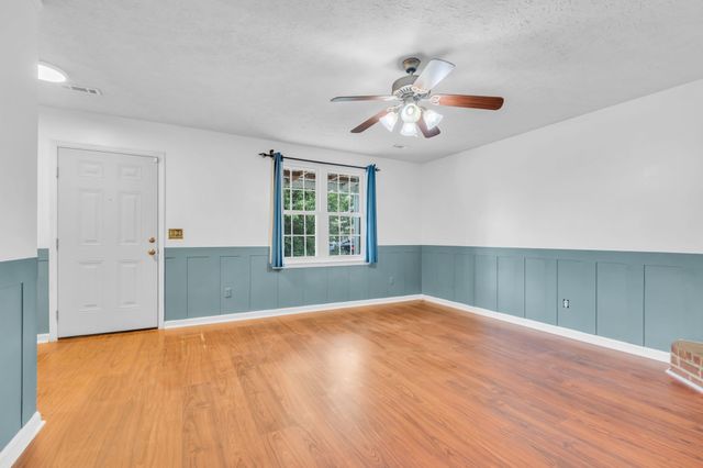 99 Edgehill Ln, Hendersonville, TN 37075