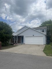 99 Edgehill Ln, Hendersonville, TN 37075