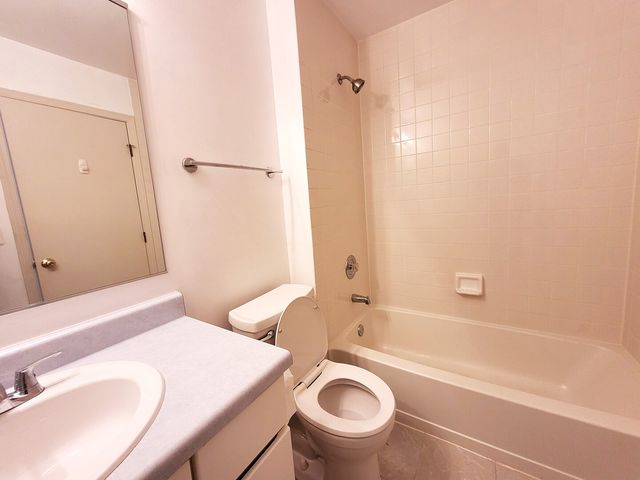 321 Sheffield Drive 321, Schaumburg, IL 60194