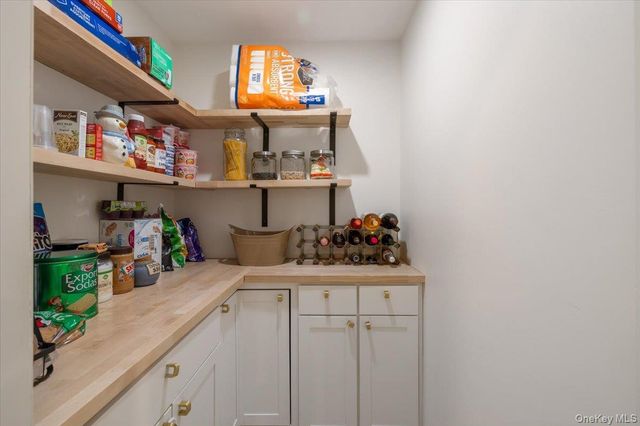 223 Bread And Cheese Hollow Road, Northport, NY 11768