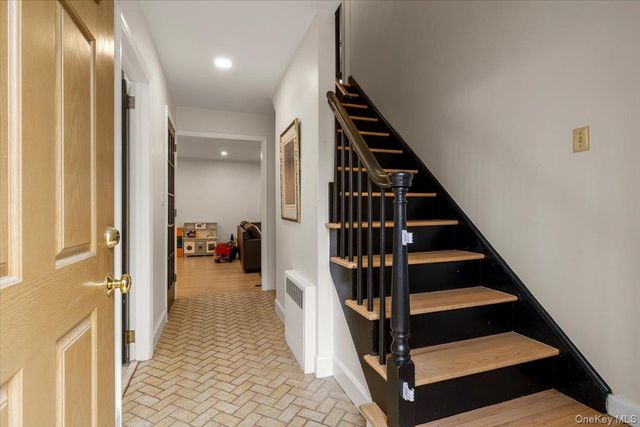 223 Bread And Cheese Hollow Road, Northport, NY 11768