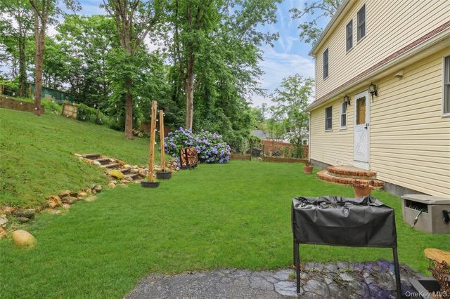 223 Bread And Cheese Hollow Road, Fort Salonga, NY 11768