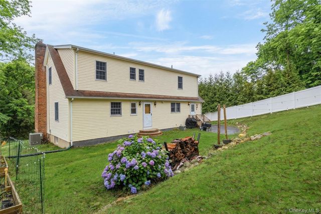 223 Bread And Cheese Hollow Road, Fort Salonga, NY 11768