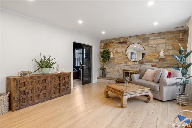 223 Bread And Cheese Hollow Road, Northport, NY 11768