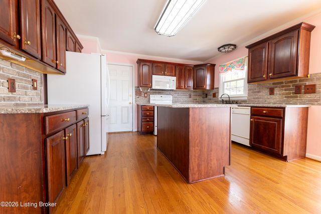 1908 Riva Ridge Rd, Louisville, KY 40214