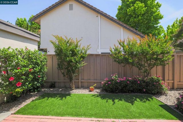 4 Long Creek Cir, Clayton, CA 94517