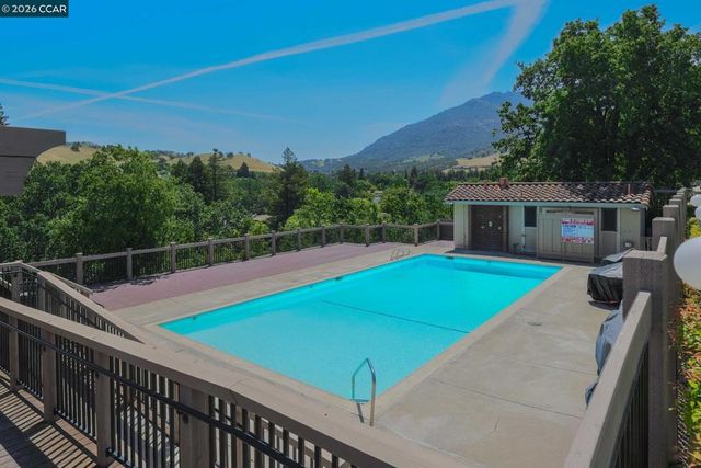 4 Long Creek Cir, Clayton, CA 94517