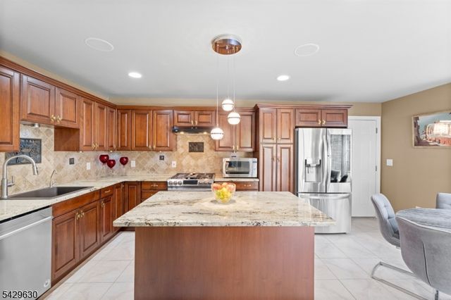 1553 Alps Rd, Wayne Twp., NJ 07470
