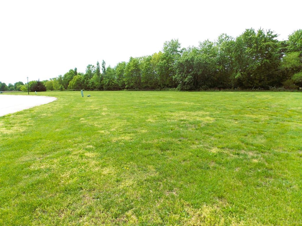 Image 2 of property listing at 52 Pine Hurst Place, Centralia, IL 62801