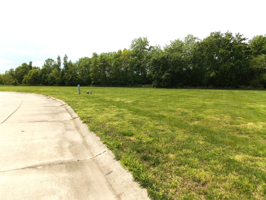 Image 3 of property listing at 52 Pine Hurst Place, Centralia, IL 62801