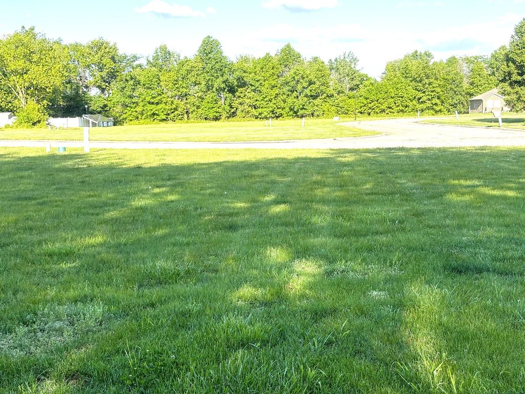 Image 4 of property listing at 52 Pine Hurst Place, Centralia, IL 62801