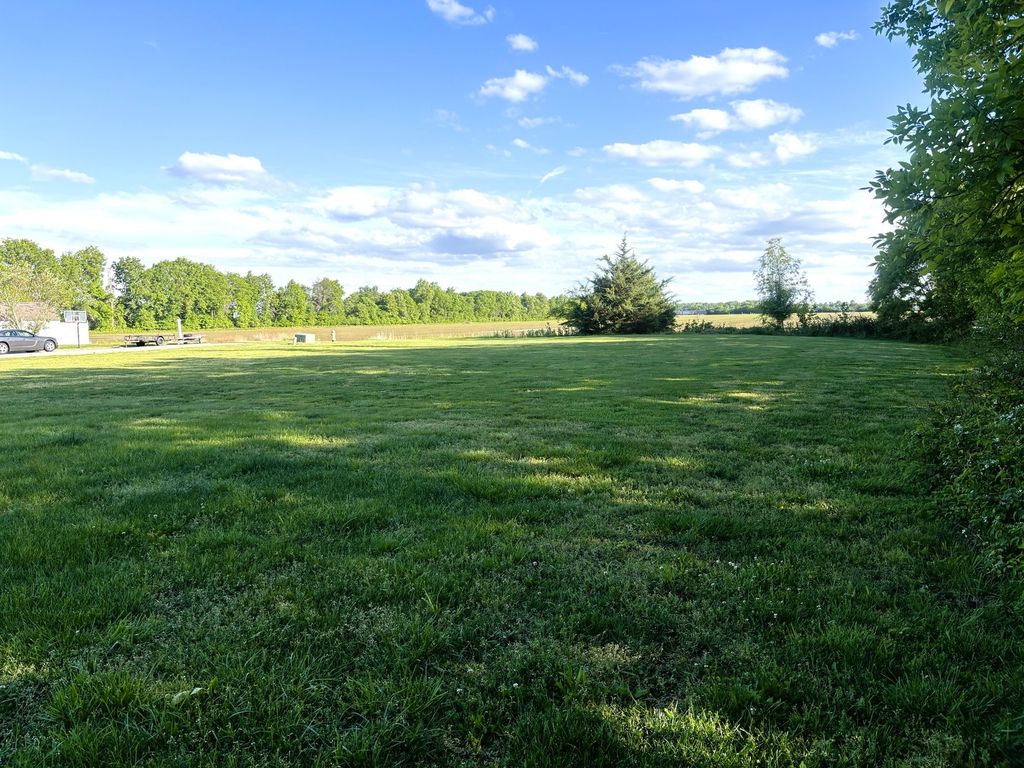 Image 5 of property listing at 52 Pine Hurst Place, Centralia, IL 62801