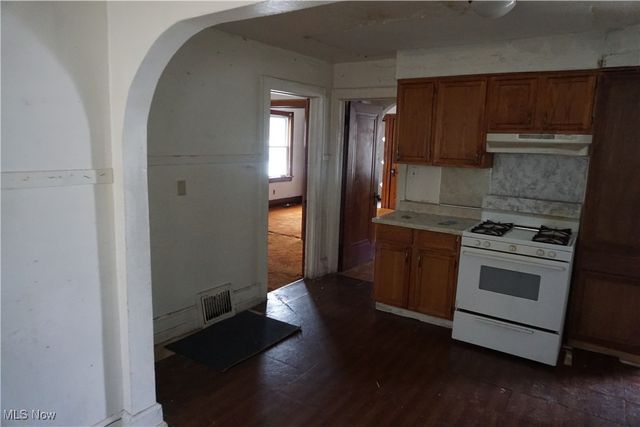 1088 Packard Drive, Akron, OH 44320