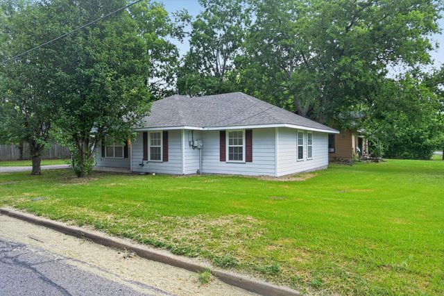 1002 Pine Street, Bonham, TX 75418